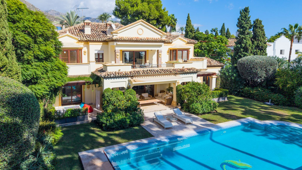7 Bedroom Villa for Sale in Sierra Blanca — 4