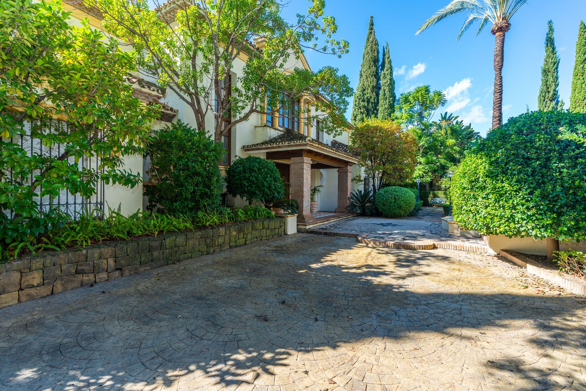 7 Bedroom Villa for Sale in Sierra Blanca — 6