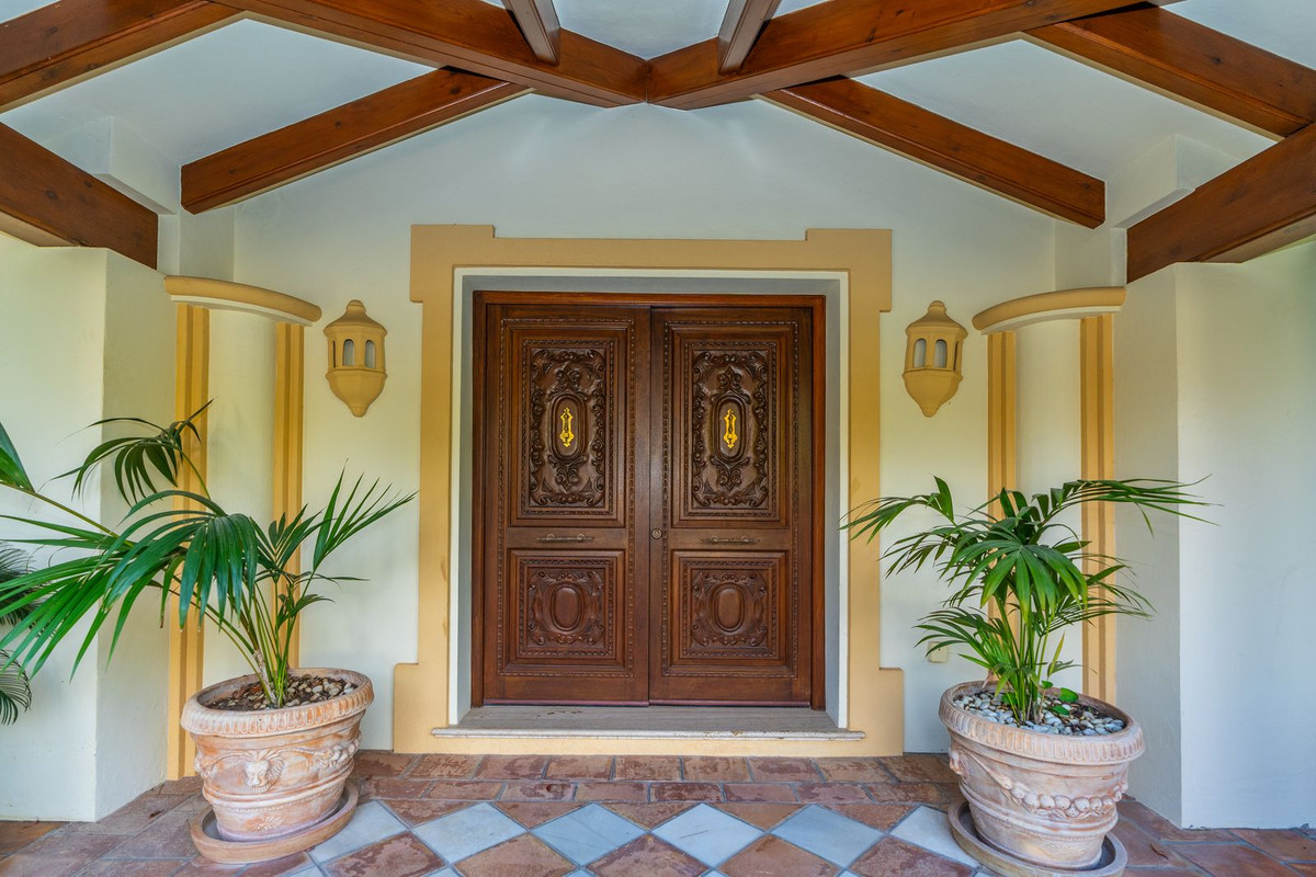 7 Bedroom Villa for Sale in Sierra Blanca — 7