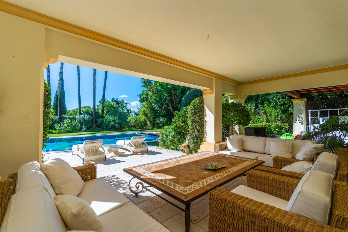 7 Bedroom Villa for Sale in Sierra Blanca — 8