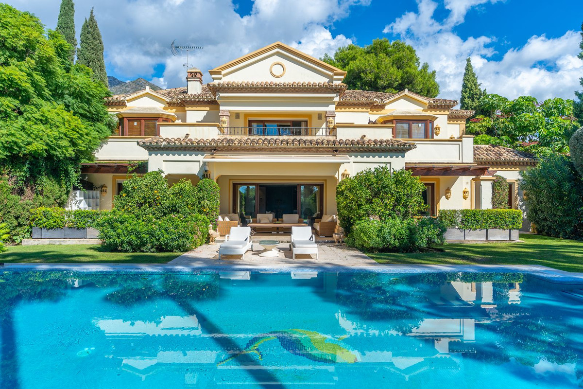 7 Bedroom Villa for Sale in Sierra Blanca — view 10