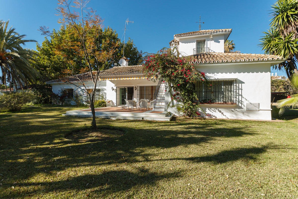 6 Bedroom Villa for Sale in Guadalmina Baja