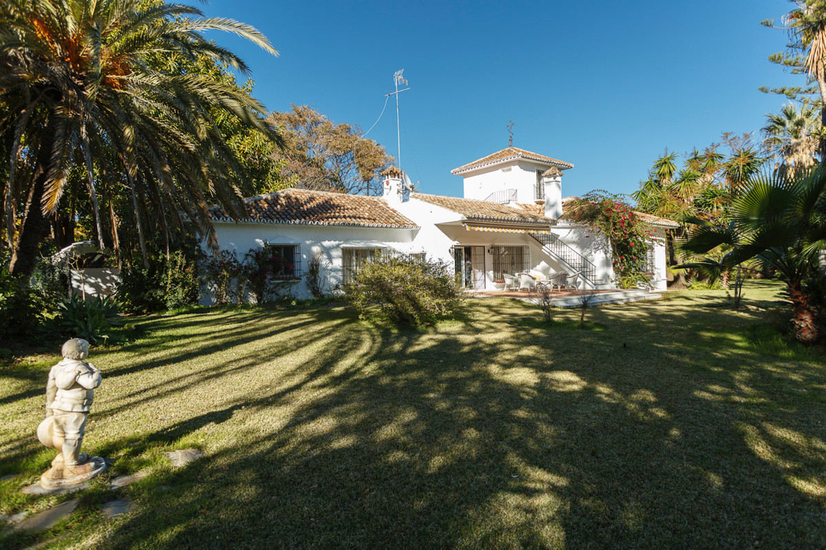 6 Bedroom Villa for Sale in Guadalmina Baja — 2