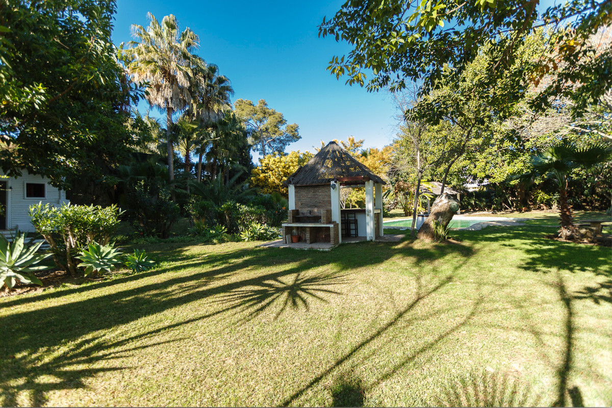 6 Bedroom Villa for Sale in Guadalmina Baja — 3