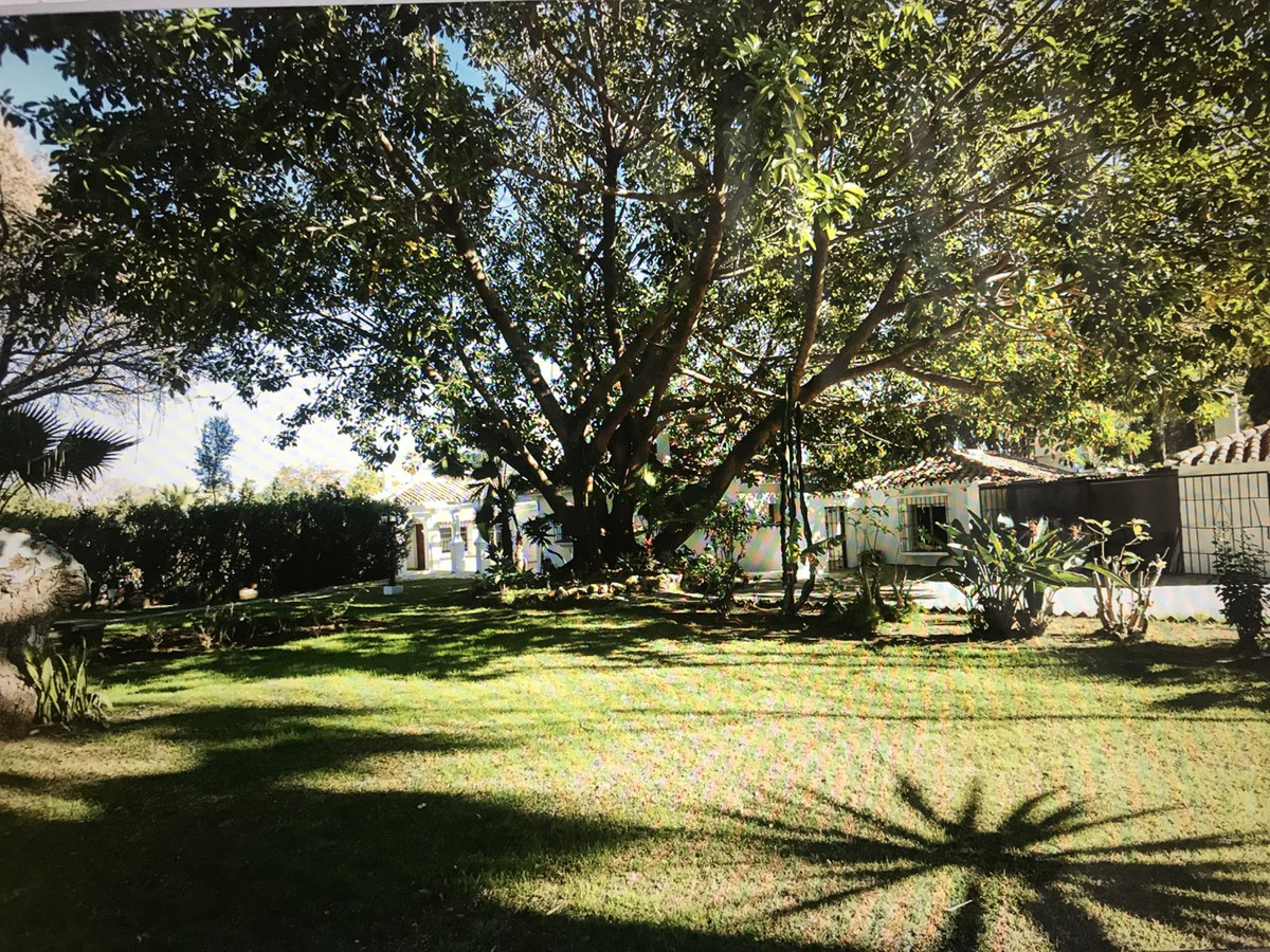 6 Bedroom Villa for Sale in Guadalmina Baja — 4