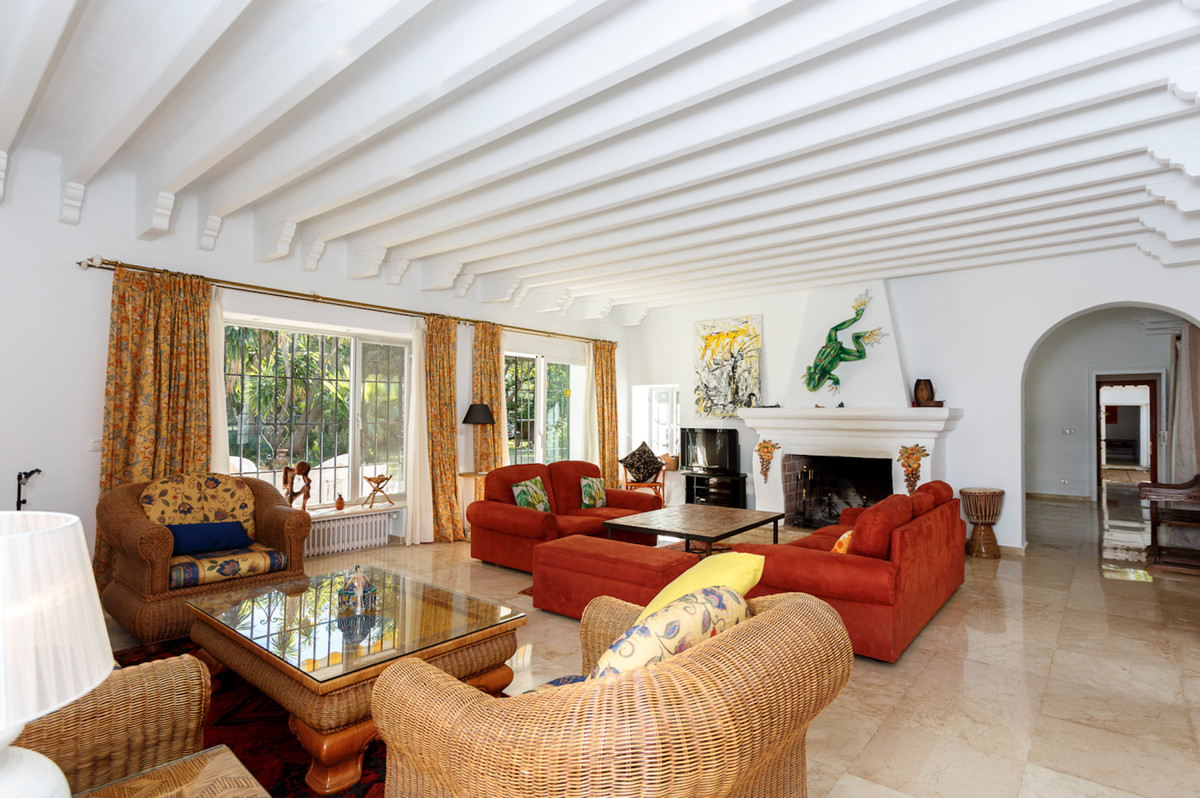 6 Bedroom Villa for Sale in Guadalmina Baja — 6