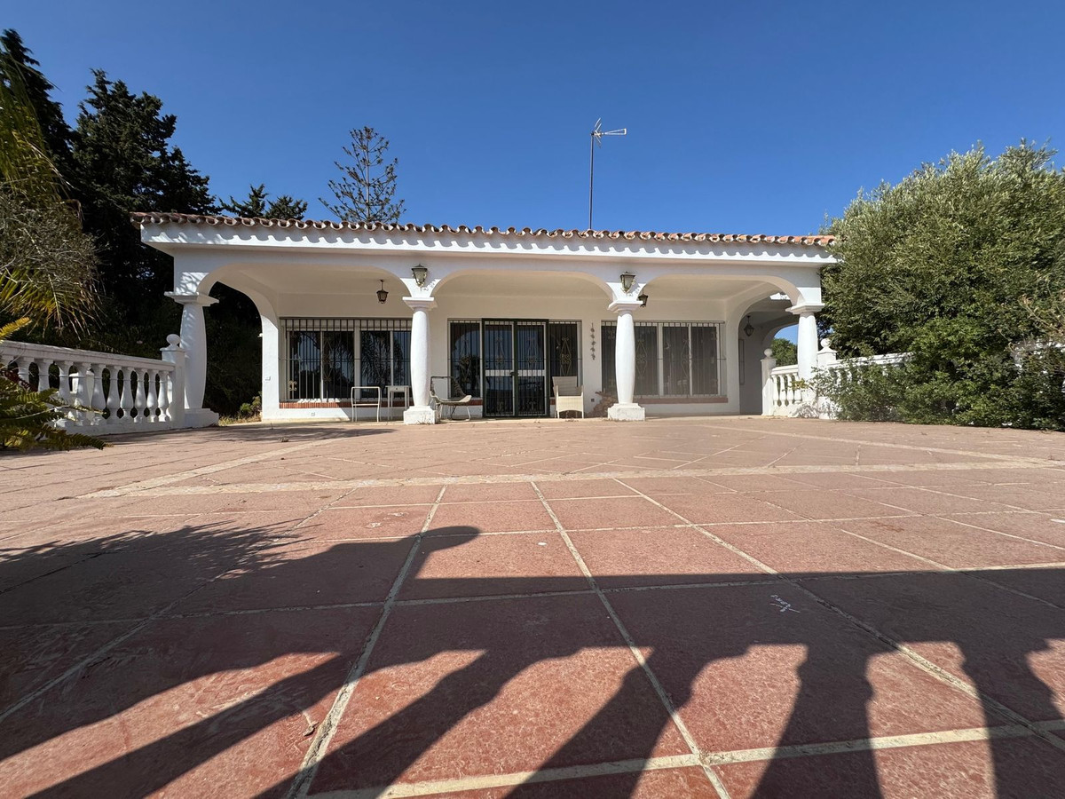 5 Bedroom Villa for Sale in Estepona