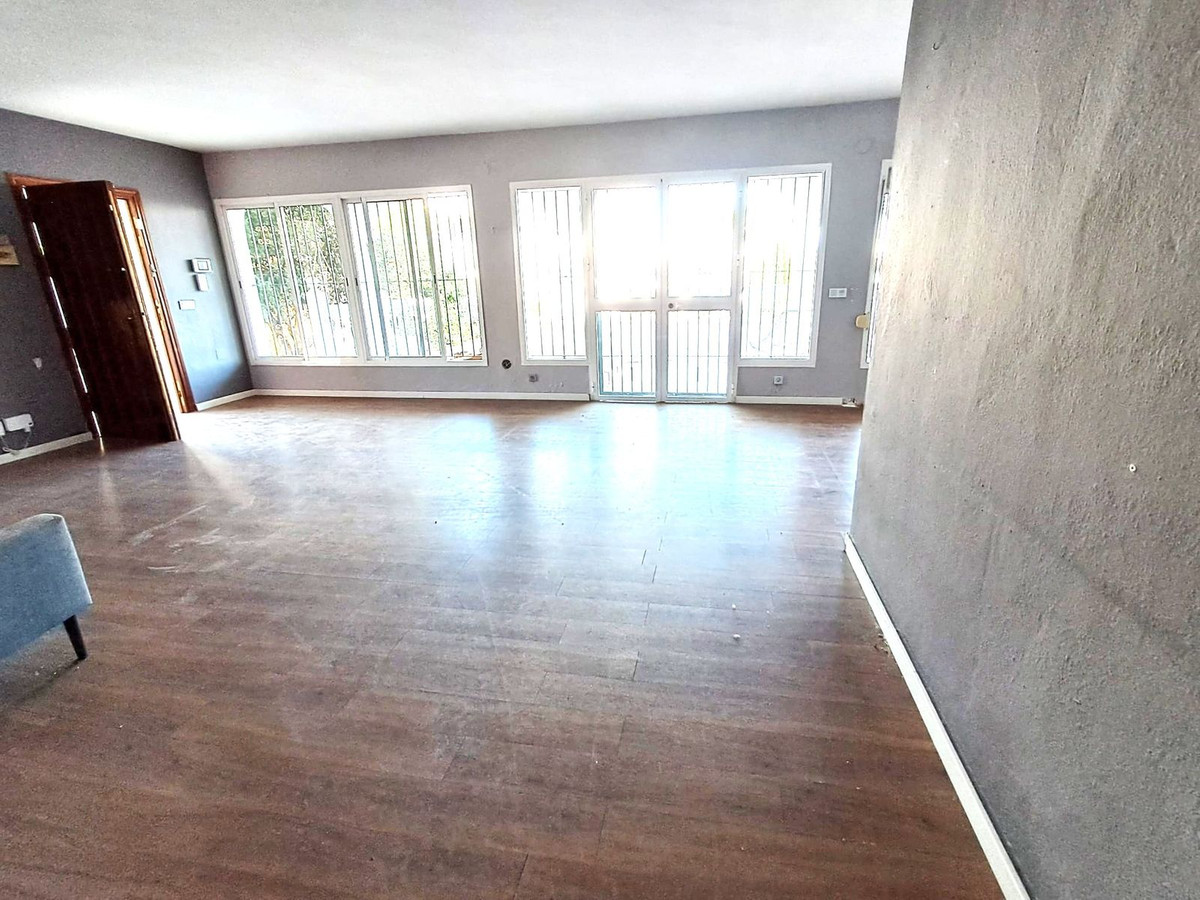 5 Bedroom Villa for Sale in Estepona — 5
