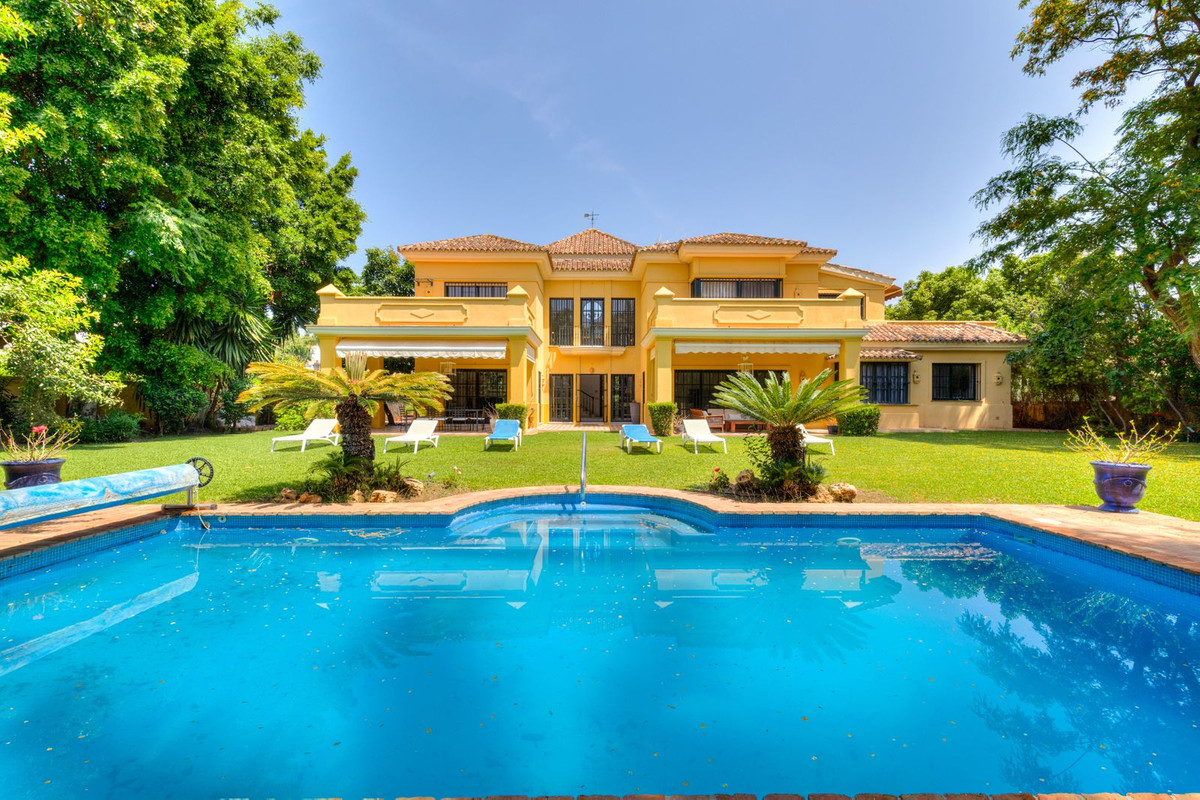 5 Bedroom Villa for Sale in Guadalmina Baja