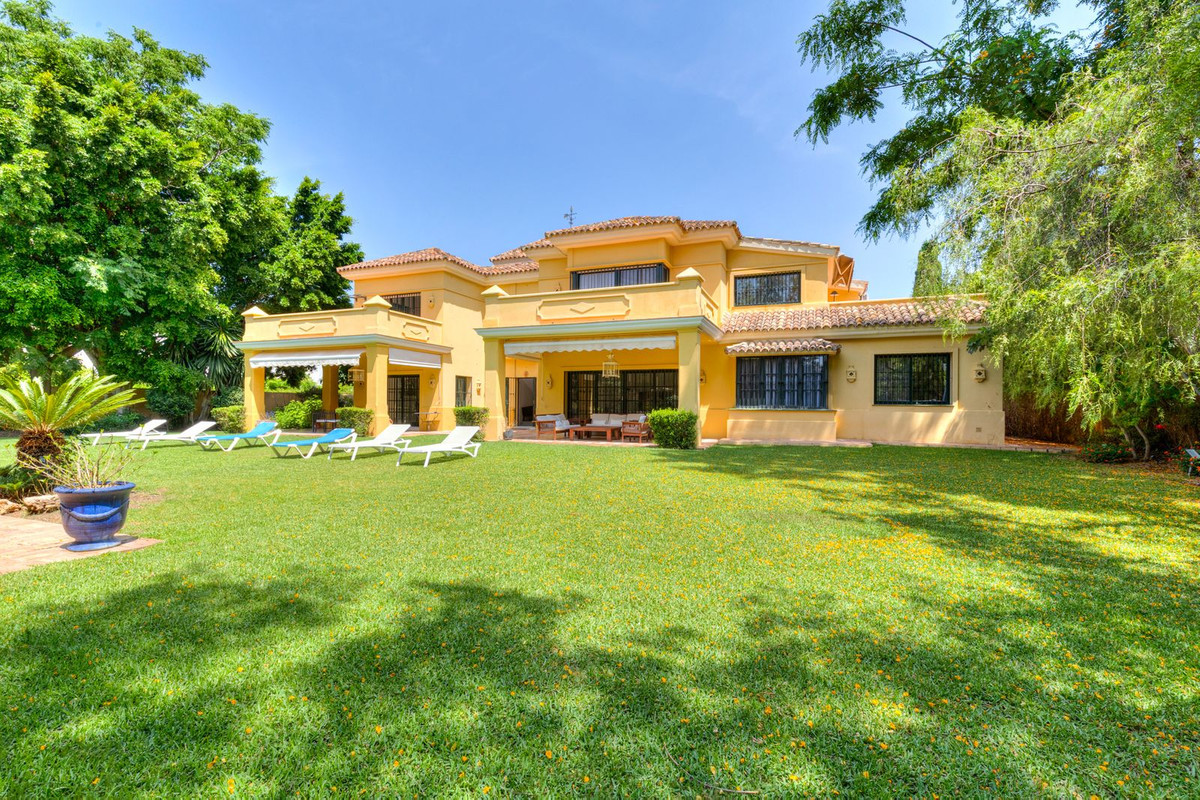 5 Bedroom Villa for Sale in Guadalmina Baja — 2