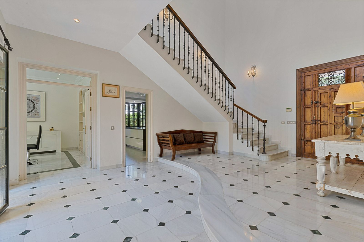 5 Bedroom Villa for Sale in Guadalmina Baja — 3