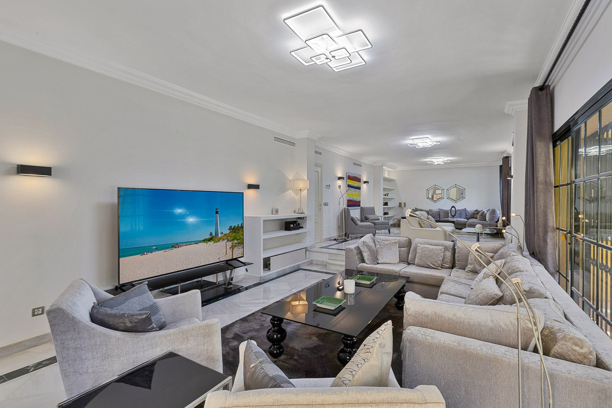 5 Bedroom Villa for Sale in Guadalmina Baja — 4