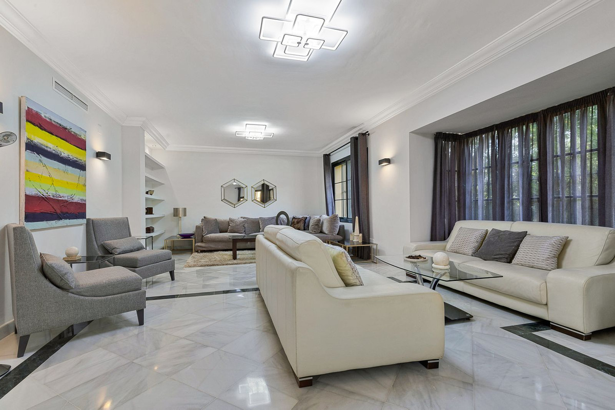 5 Bedroom Villa for Sale in Guadalmina Baja — 5