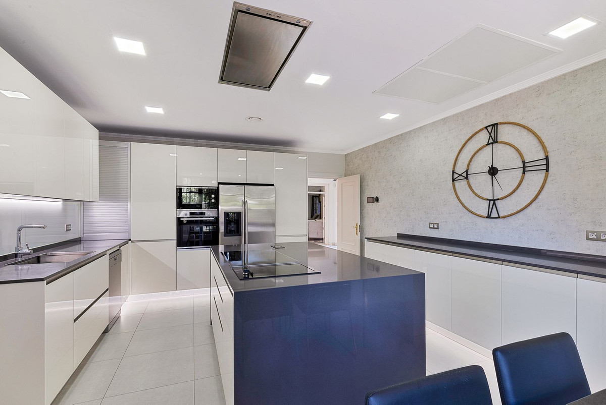 5 Bedroom Villa for Sale in Guadalmina Baja — 6