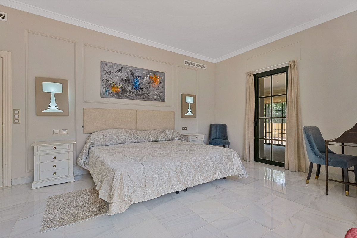 5 Bedroom Villa for Sale in Guadalmina Baja — 8