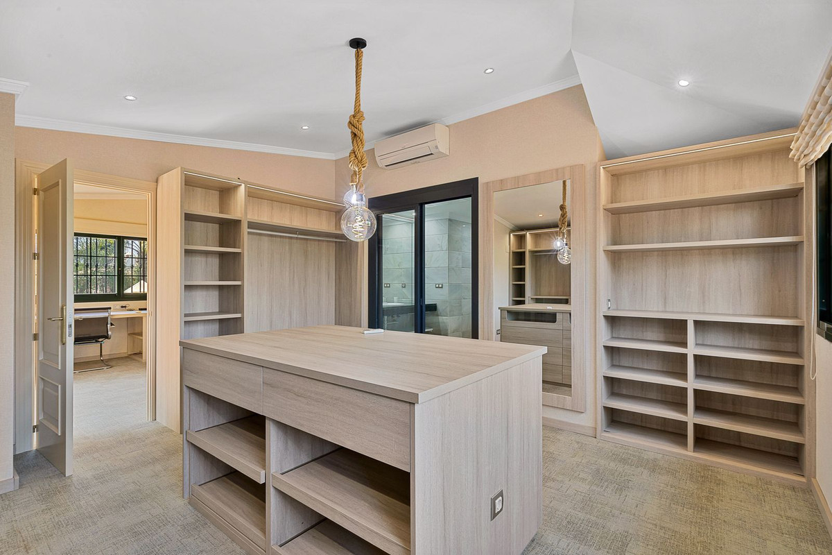 5 Bedroom Villa for Sale in Guadalmina Baja — 9