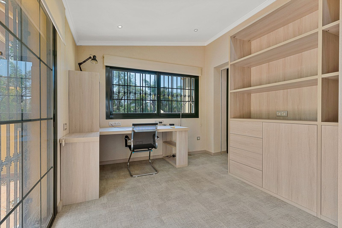 5 Bedroom Villa for Sale in Guadalmina Baja — view 10