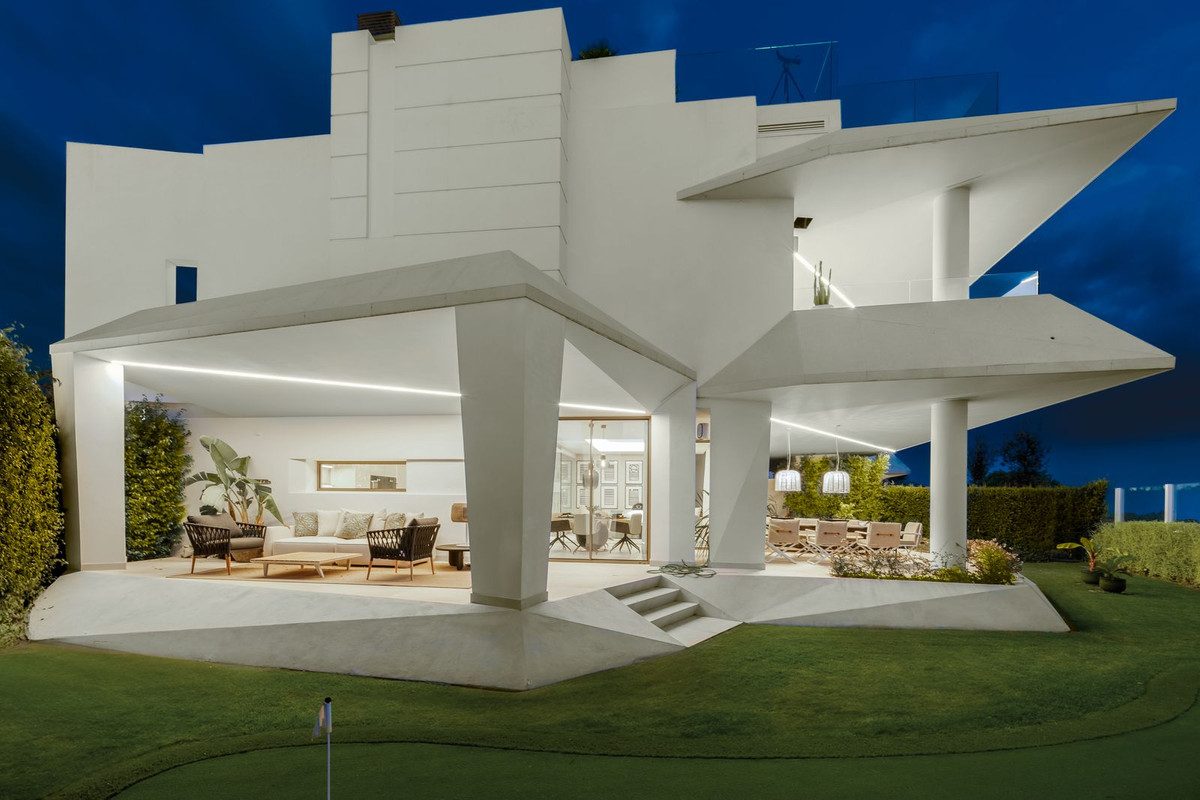 4 Bedroom Villa for Sale in Nueva Andalucía