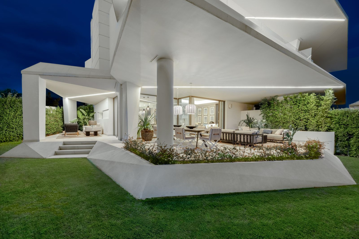 4 Bedroom Villa for Sale in Nueva Andalucía — 2
