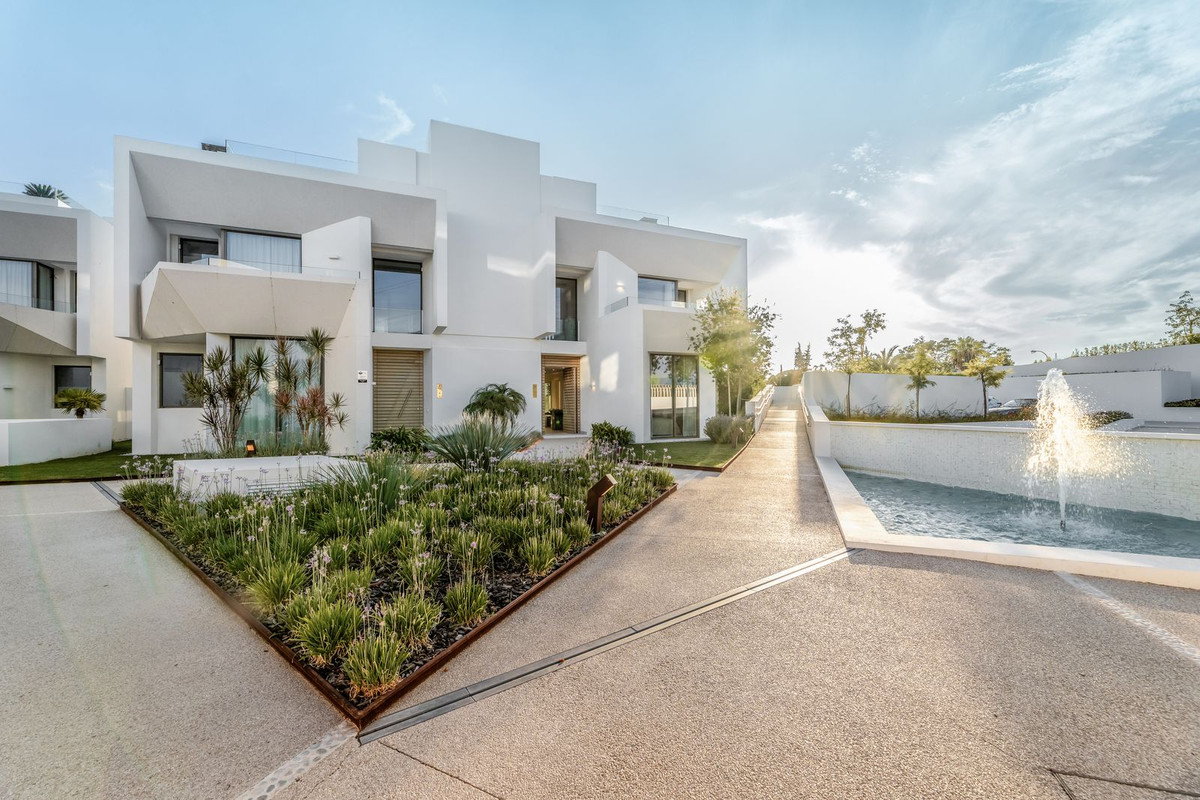 4 Bedroom Villa for Sale in Nueva Andalucía — 3