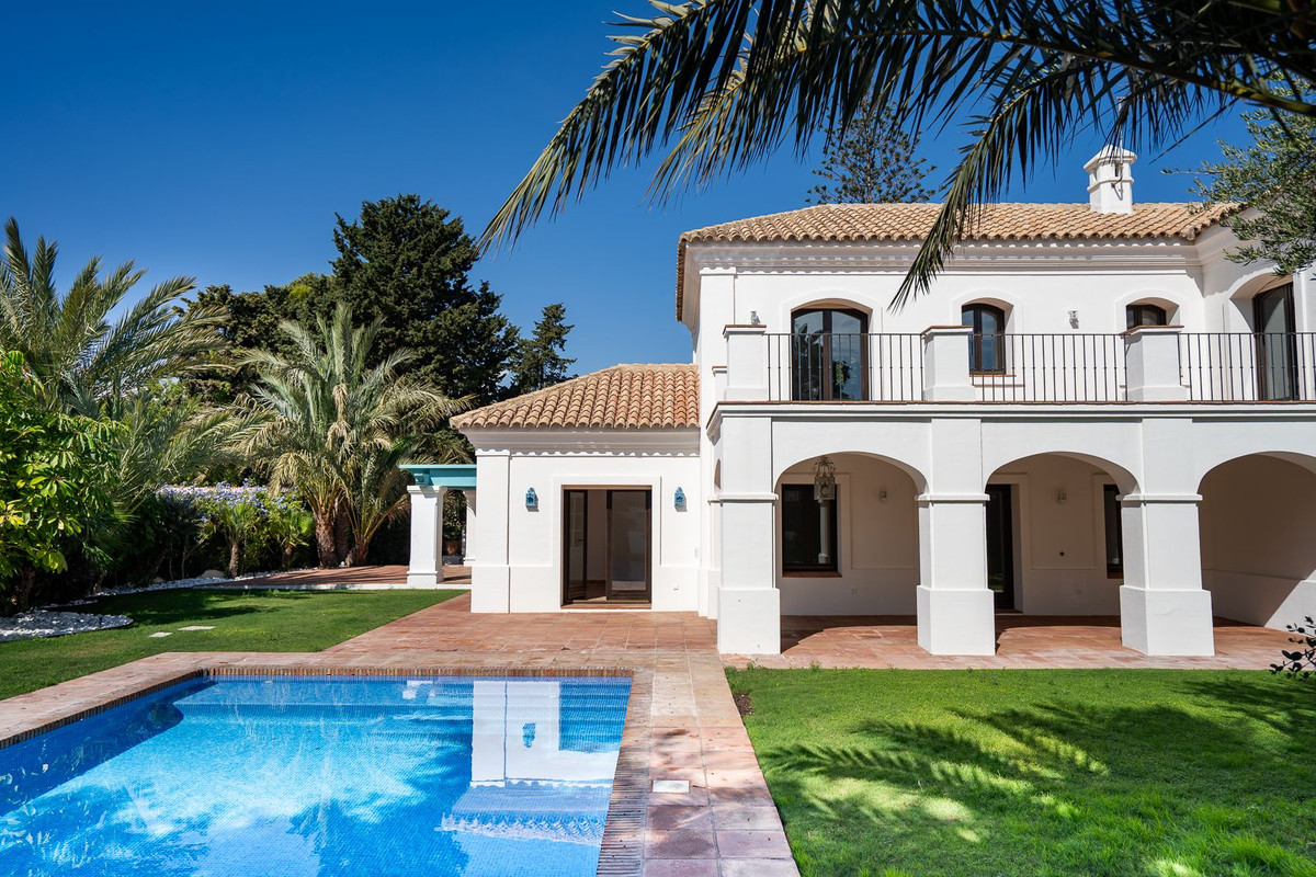 6 Bedroom Villa for Sale in Guadalmina Baja