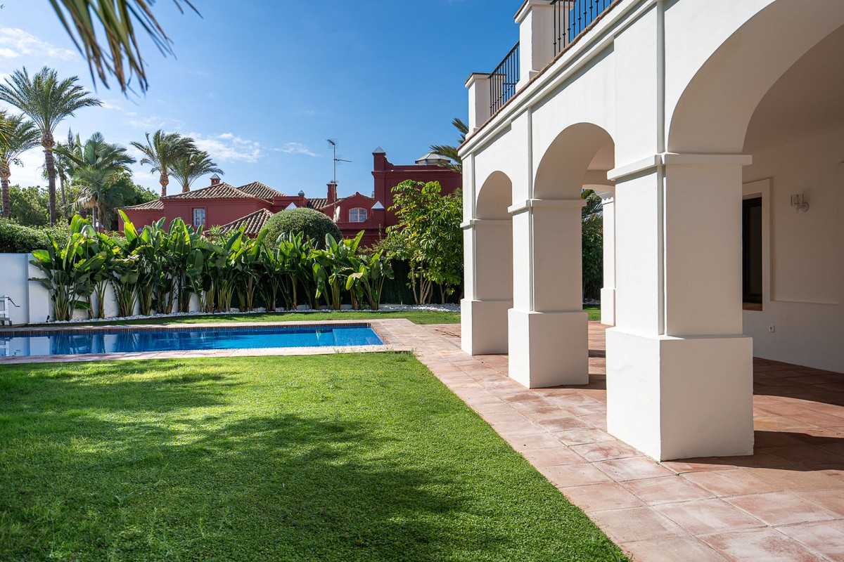 6 Bedroom Villa for Sale in Guadalmina Baja — 2