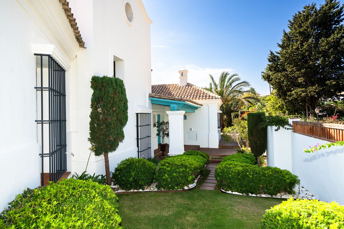 6 Bedroom Villa for Sale in Guadalmina Baja — 4