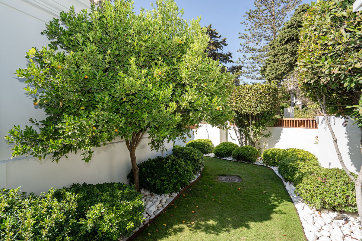 6 Bedroom Villa for Sale in Guadalmina Baja — 5