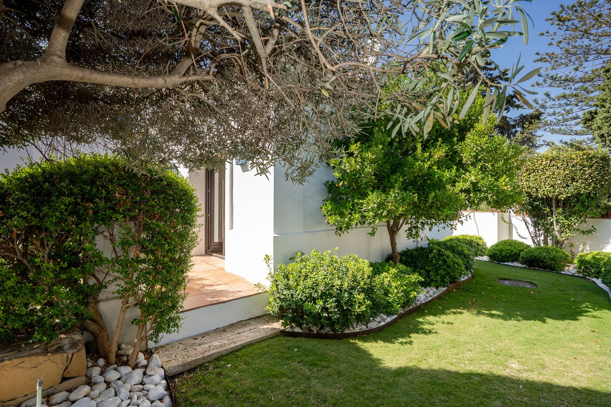 6 Bedroom Villa for Sale in Guadalmina Baja — 6
