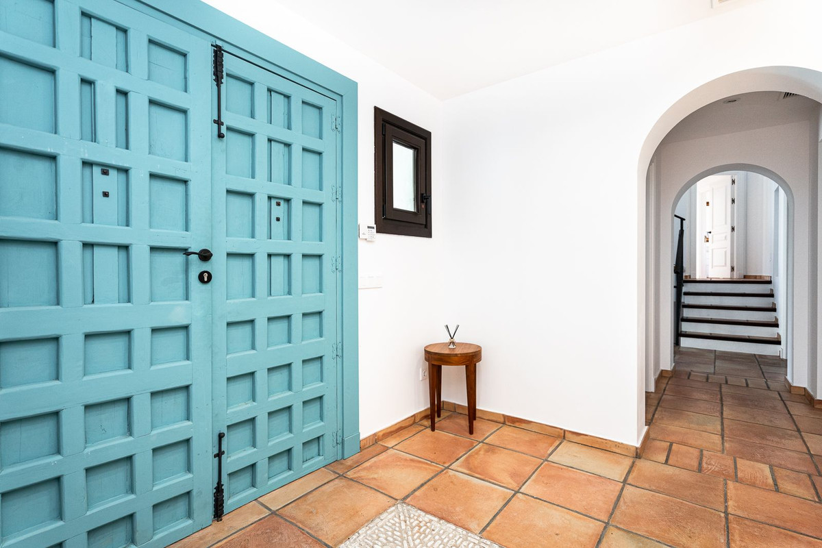 6 Bedroom Villa for Sale in Guadalmina Baja — 8