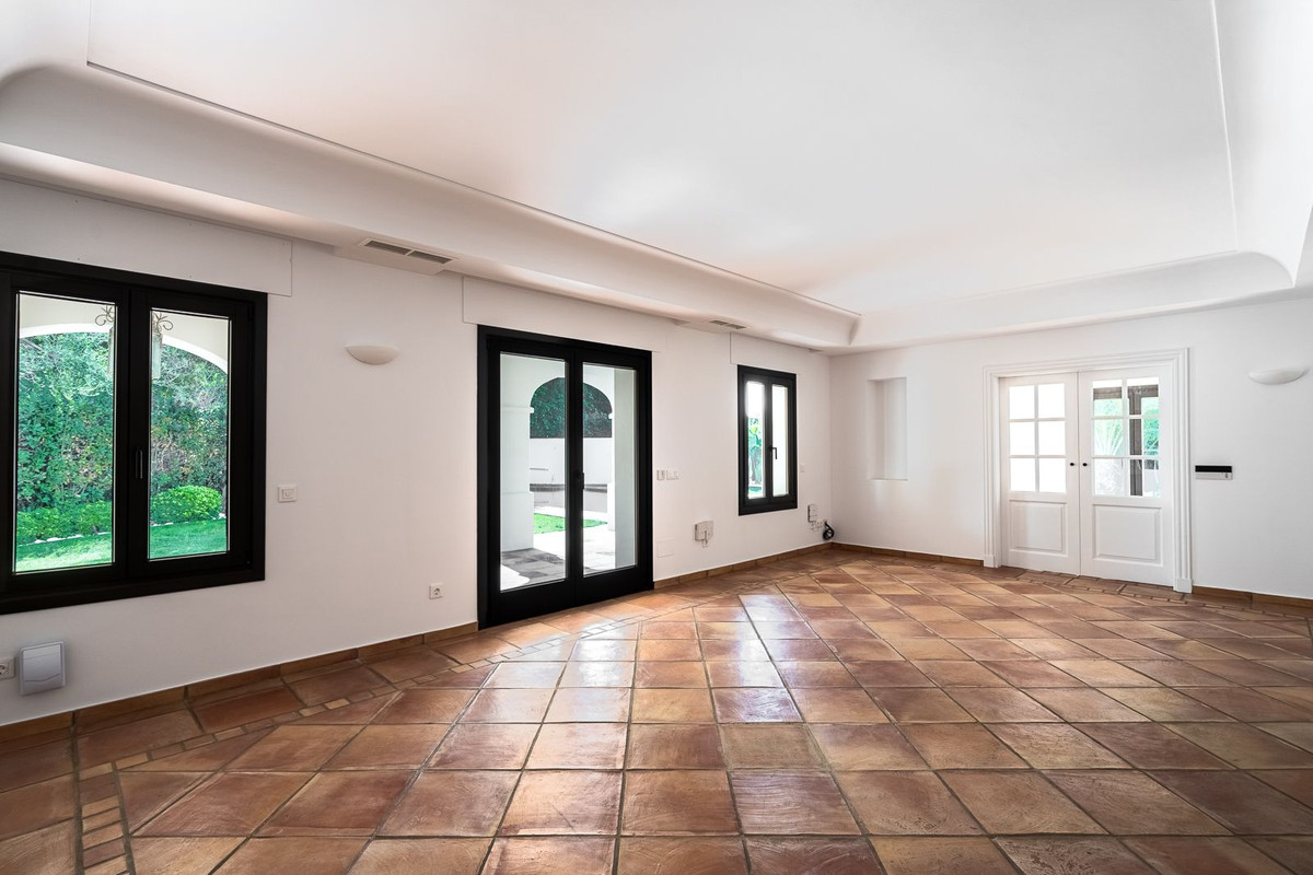 6 Bedroom Villa for Sale in Guadalmina Baja — 9