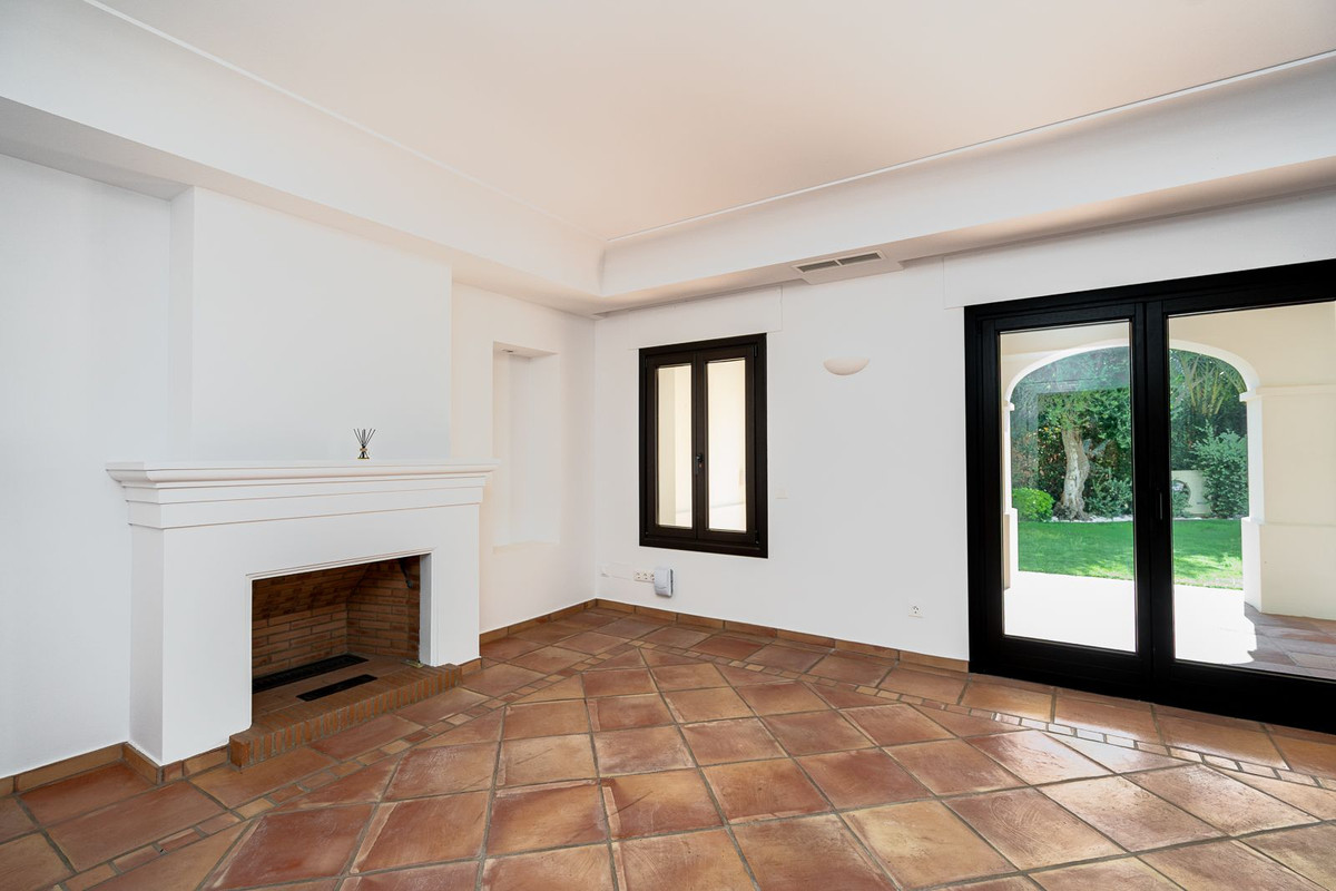 6 Bedroom Villa for Sale in Guadalmina Baja — view 10
