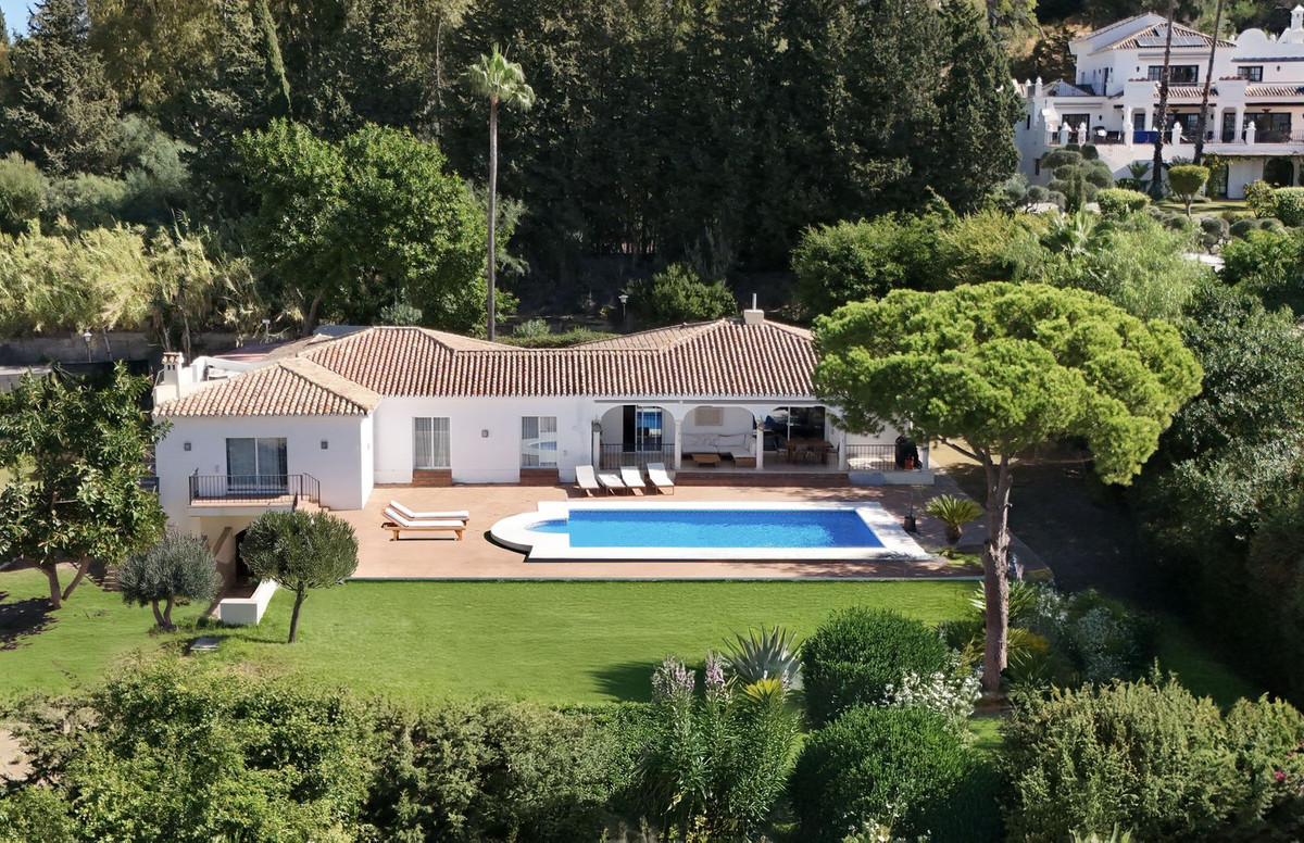 4 Bedroom Villa for Sale in El Paraiso — 2