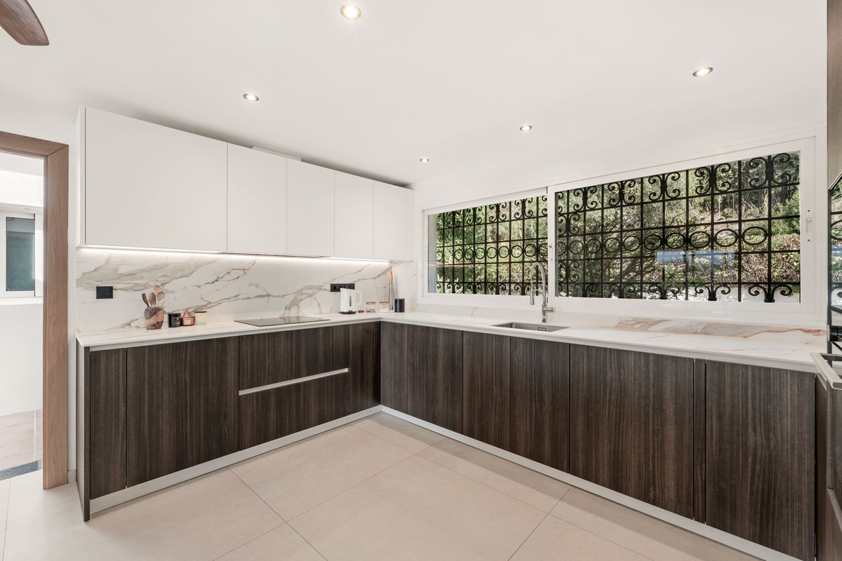 4 Bedroom Villa for Sale in El Paraiso — view 11