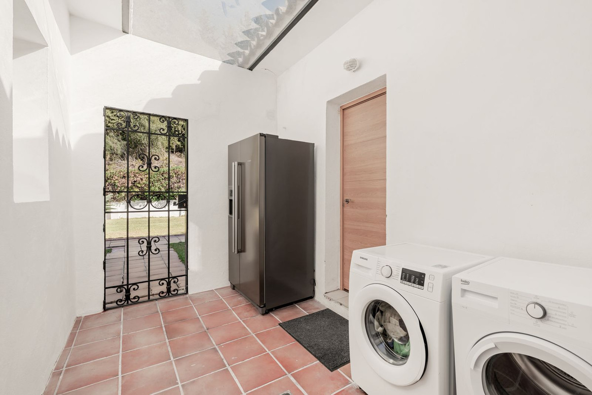 4 Bedroom Villa for Sale in El Paraiso — view 12