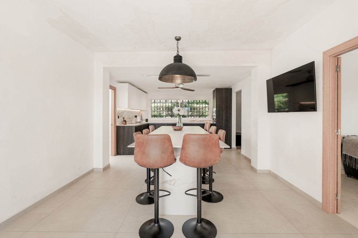 4 Bedroom Villa for Sale in El Paraiso — view 13