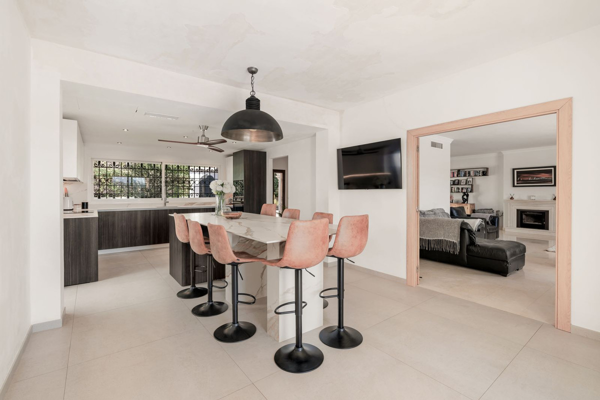 4 Bedroom Villa for Sale in El Paraiso — view 14