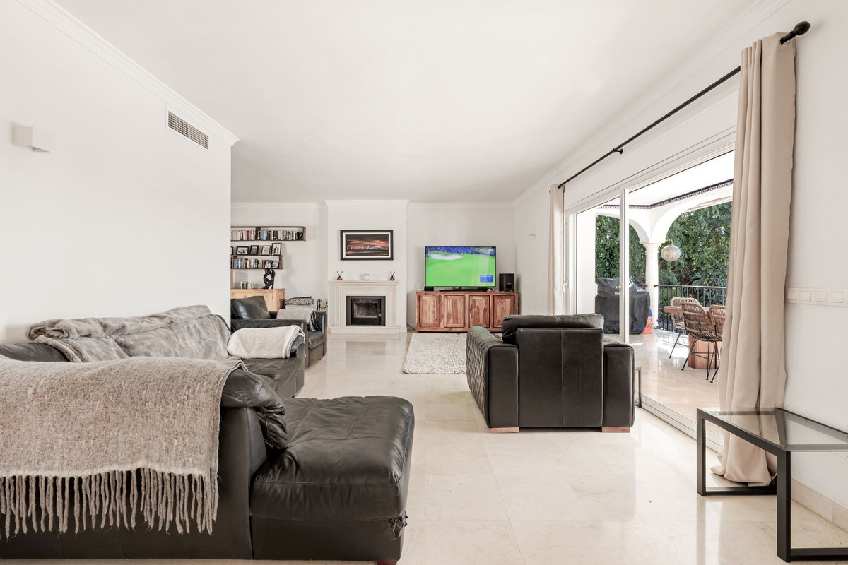 4 Bedroom Villa for Sale in El Paraiso — view 15