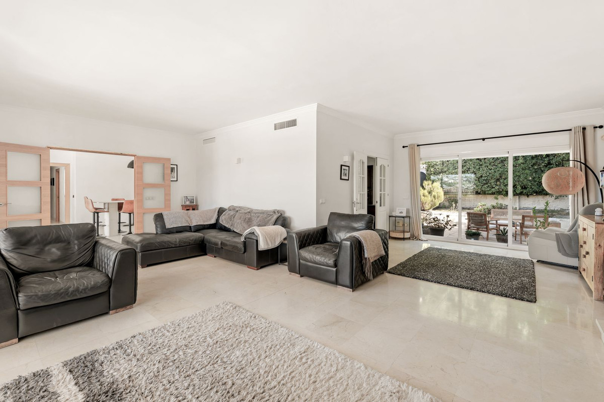 4 Bedroom Villa for Sale in El Paraiso — view 16