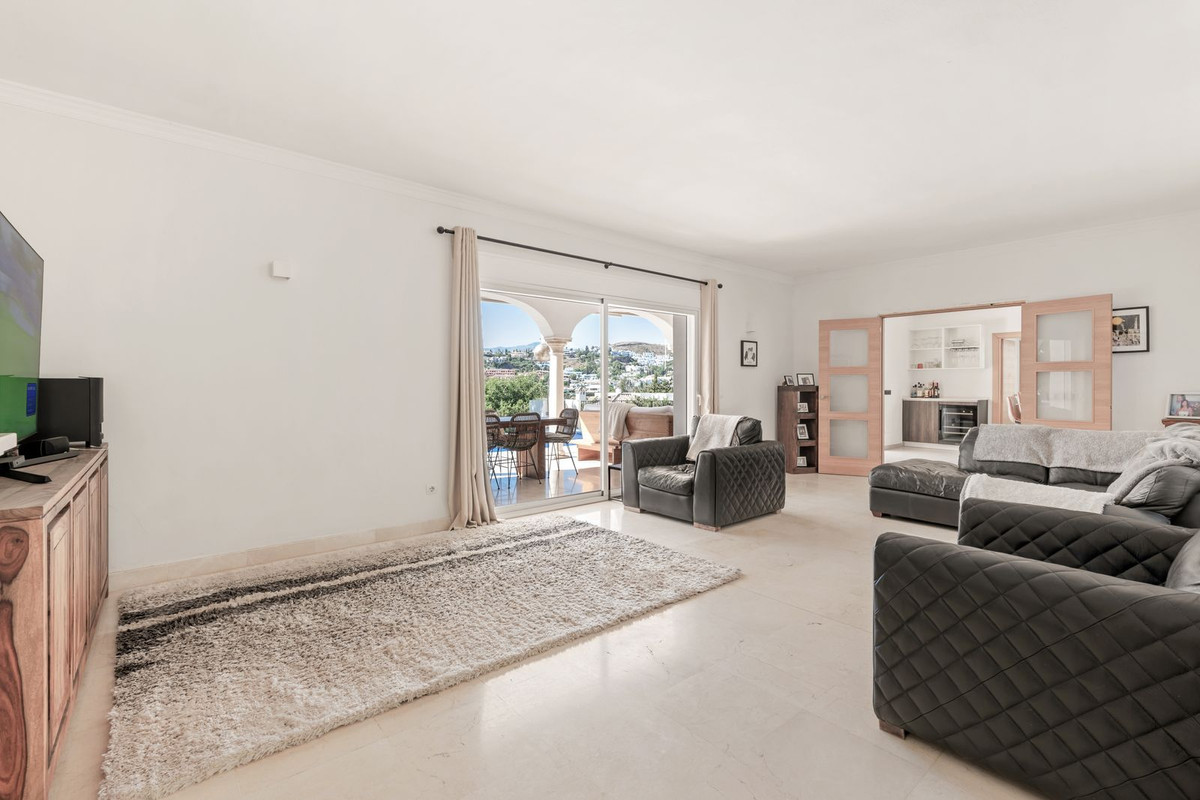 4 Bedroom Villa for Sale in El Paraiso — view 17