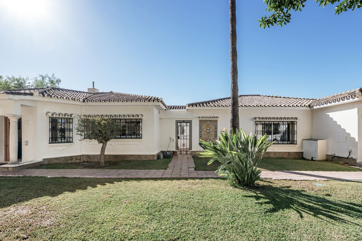 4 Bedroom Villa for Sale in El Paraiso — 7