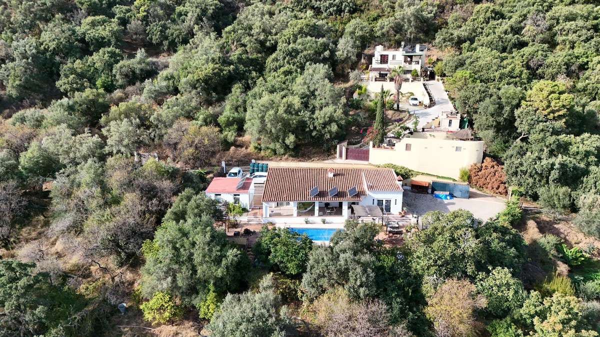 3 Bedroom Villa for Sale in Estepona — 2