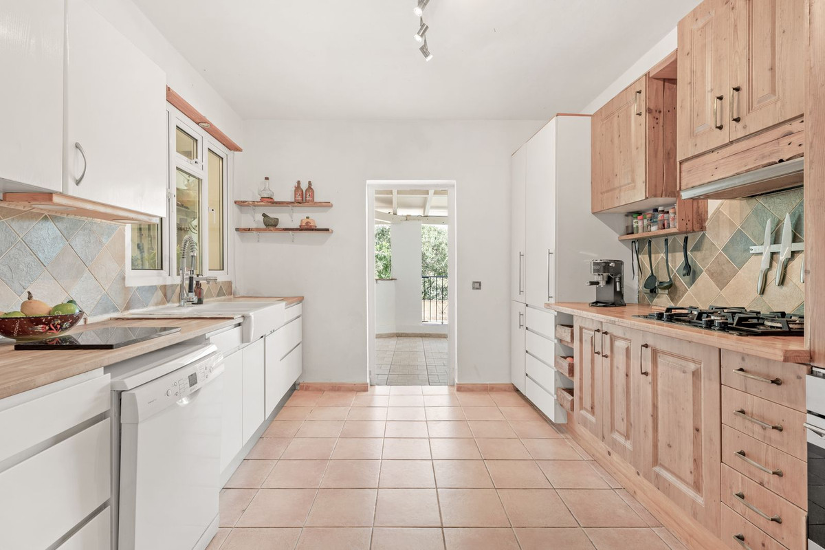 3 Bedroom Villa for Sale in Estepona — 7