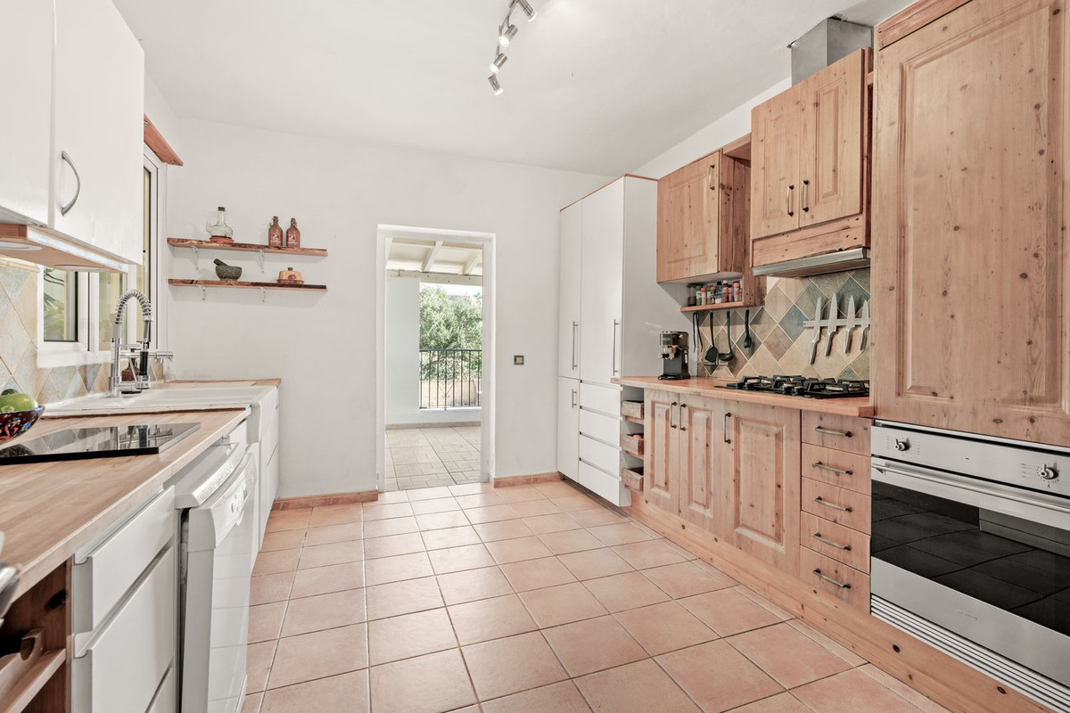 3 Bedroom Villa for Sale in Estepona — 8