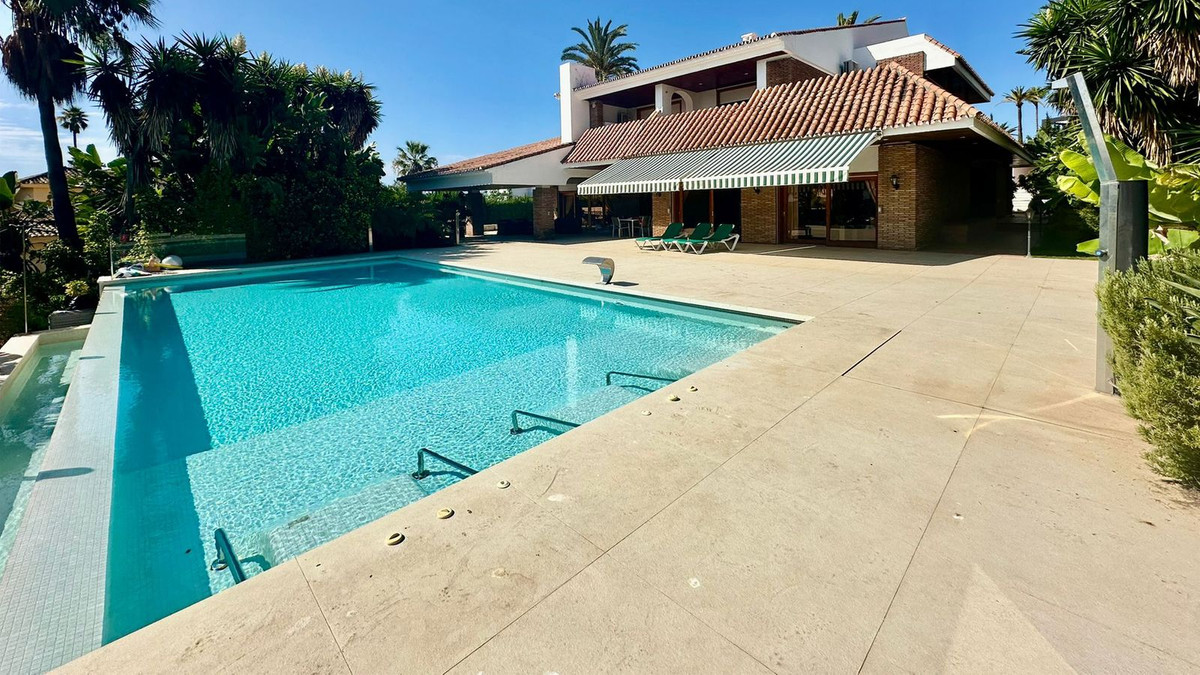 7 Bedroom Villa for Sale in Nueva Andalucía