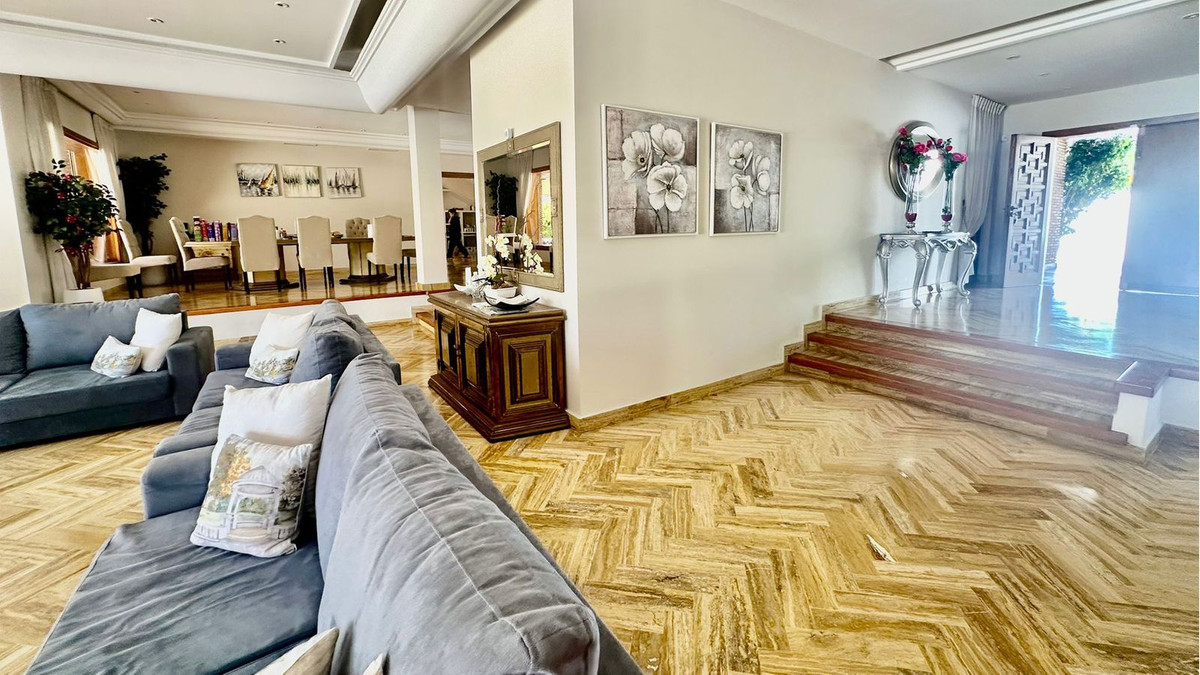 7 Bedroom Villa for Sale in Nueva Andalucía — 3