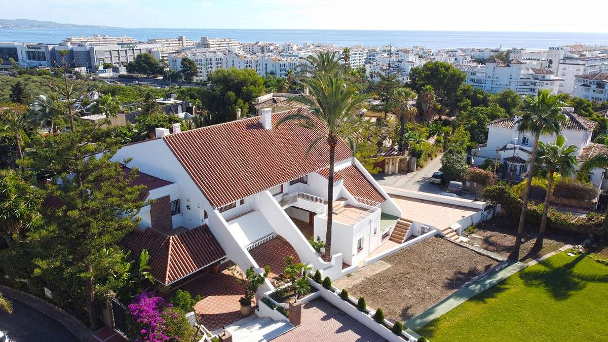 7 Bedroom Villa for Sale in Nueva Andalucía — 7