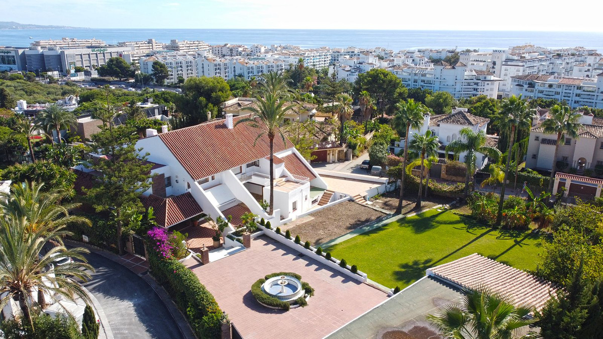 7 Bedroom Villa for Sale in Nueva Andalucía — 8