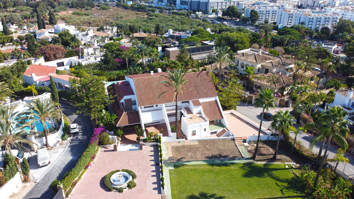 7 Bedroom Villa for Sale in Nueva Andalucía — 9