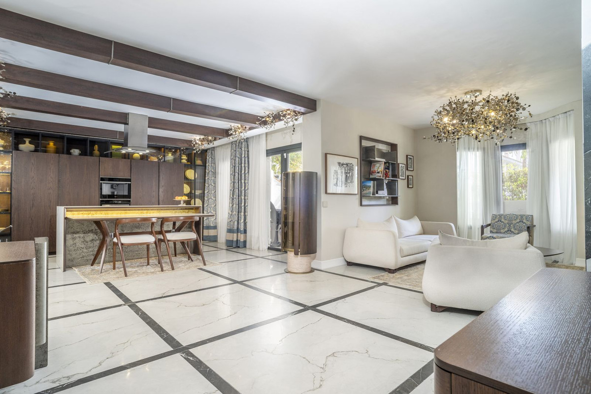 3 Bedroom Apartment for Sale in Nueva Andalucía — 2